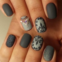 серый с принтами на ногтях