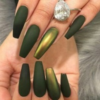 зеленый лак на ногтях