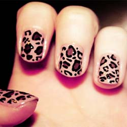леопардовый рисунок на коротких ногтях