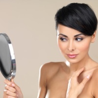 Секреты макияжа: как выглядеть моложе без пластической операции 