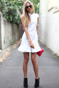 стильное белое платье