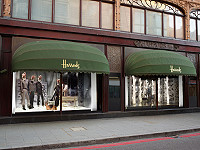 Chanel украшает витрины магазина Harrods в Лондоне 