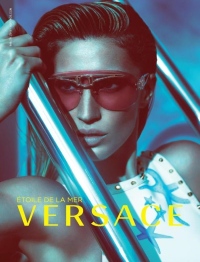 Жизель Бюндхен снова представляет капсульную коллекцию очков Versace